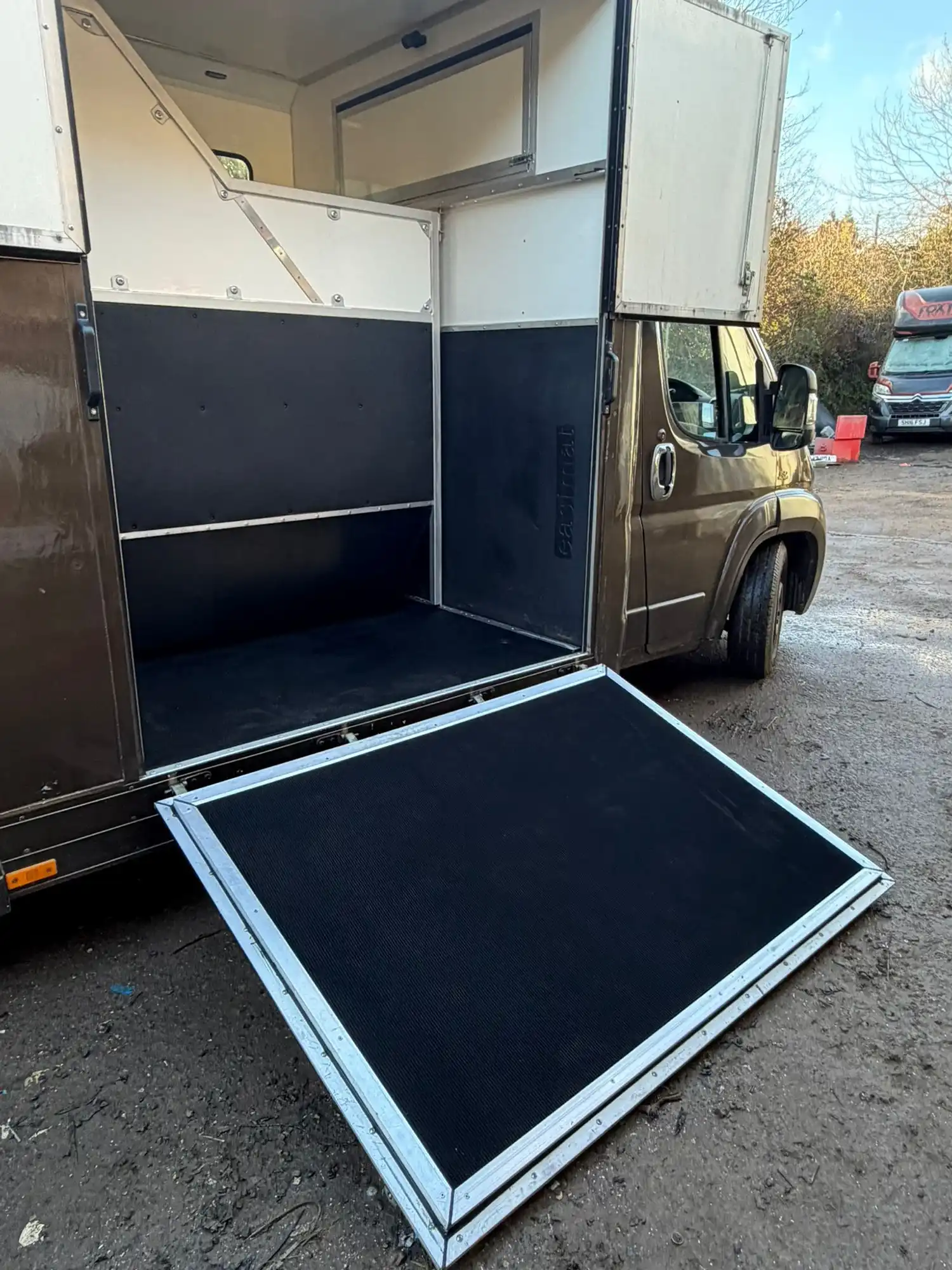 Aluminium plank floor, new grip top ramp rubber, collapsable breast bar installed and partition.